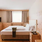 Gartenhotel Linde 4 Sterne Superior מלון 4*